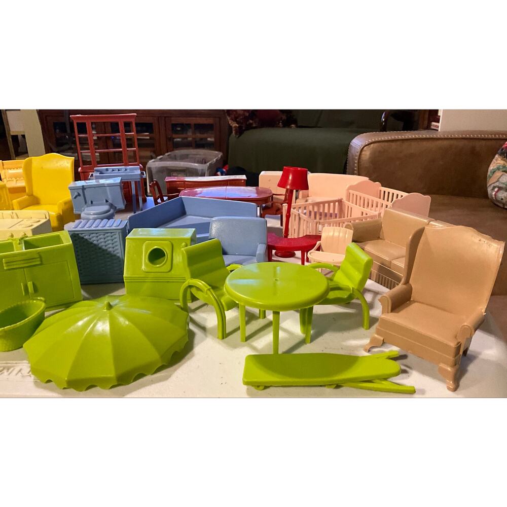 Lot of 49 Pieces of Vintage Doll House Furniture Plastic with Family Figures - Picture 8 of 9